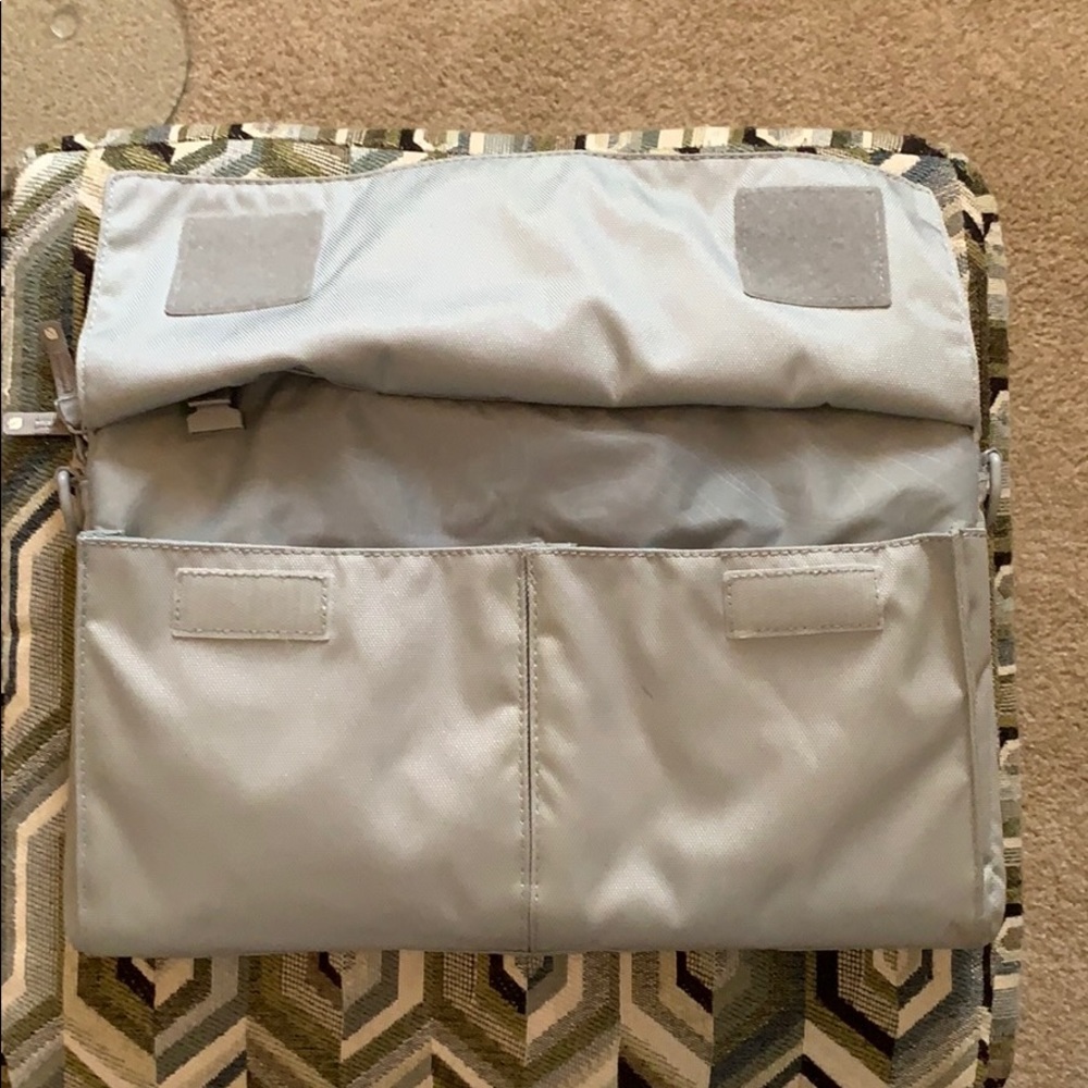 Laptop case by Incase - Picture 3 of 4